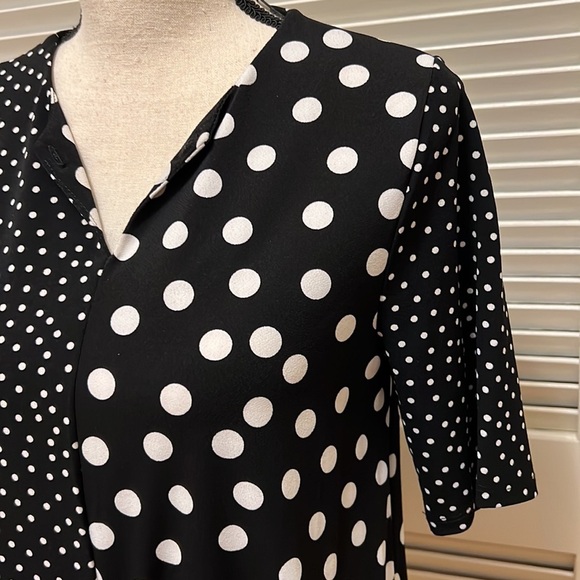 86. Tahari Blouse in Multi-Media Print Black & White Polka-Dots, Size Small - Picture 6 of 17